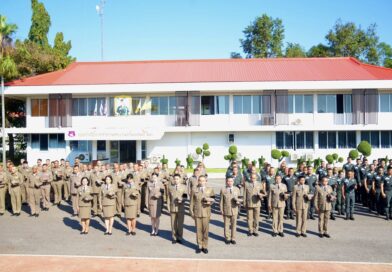 เข้าแถวเคารพธงชาติ แสดงความอาลัยถวายแด่ สมเด็จพระนางเจ้าสิริกิติ์ พระบรมราชินีนาถ พระบรมราชชนนีพันปีหลวง