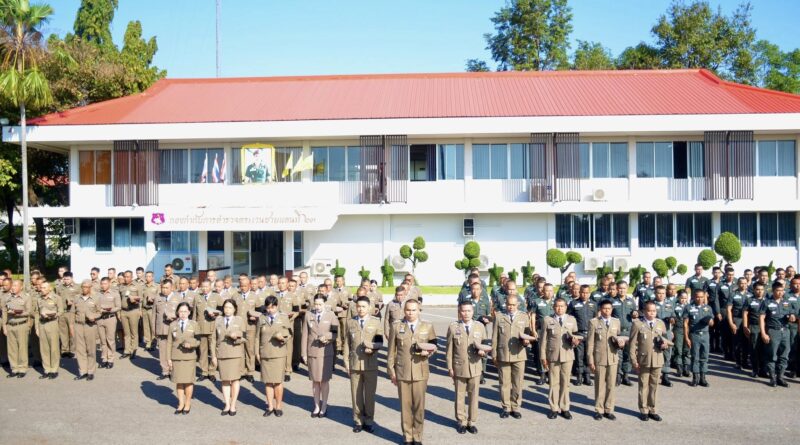 เข้าแถวเคารพธงชาติ แสดงความอาลัยถวายแด่ สมเด็จพระนางเจ้าสิริกิติ์ พระบรมราชินีนาถ พระบรมราชชนนีพันปีหลวง