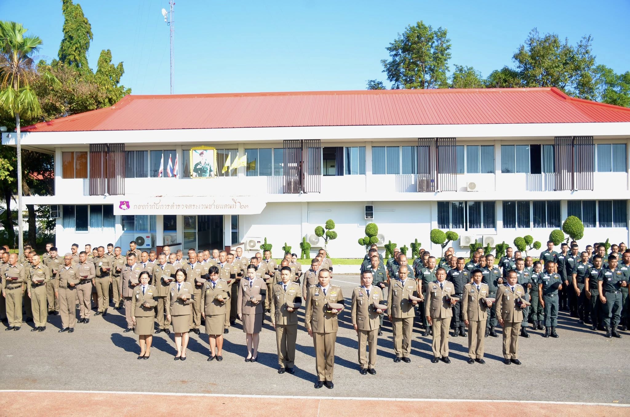 เข้าแถวเคารพธงชาติ แสดงความอาลัยถวายแด่ สมเด็จพระนางเจ้าสิริกิติ์ พระบรมราชินีนาถ พระบรมราชชนนีพันปีหลวง