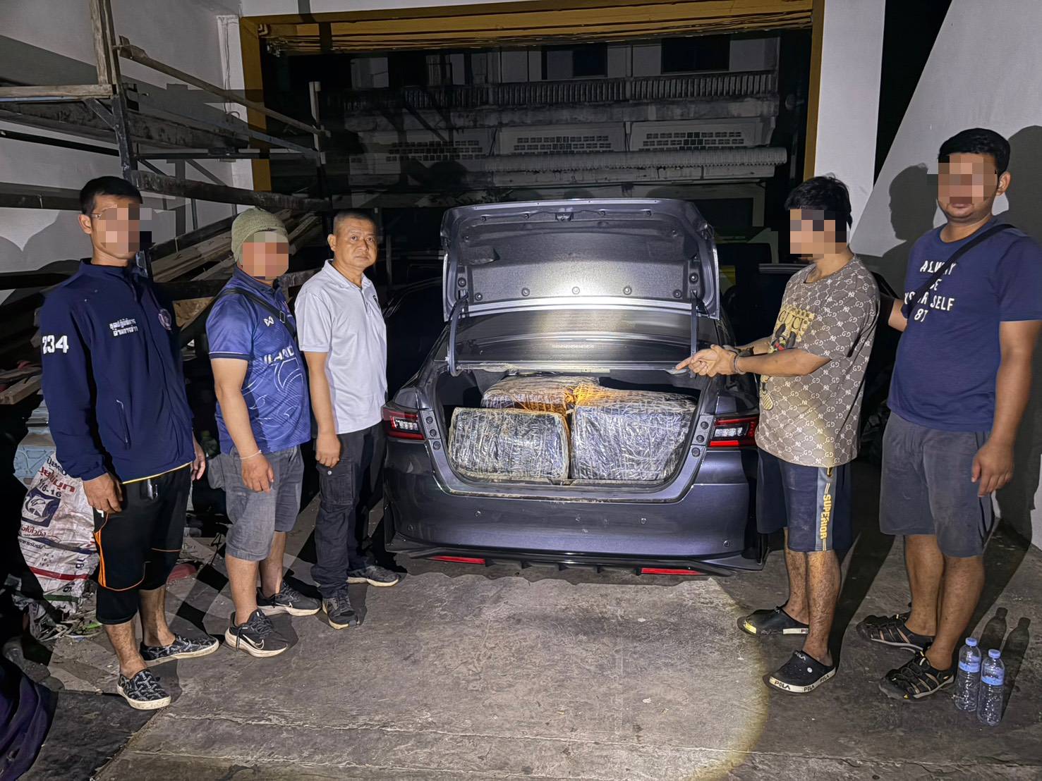 เจ้าหน้าที่ตรวจสอบของกลางบริเวณท้ายรถยนต์