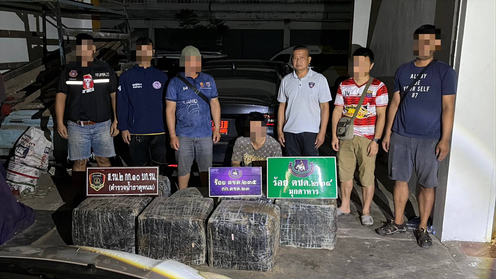 เจ้าหน้าที่ร่วมปฏิบัติการจับกุมผู้ต้องหาพร้อมของกลางในพื้นที่จังหวัดมุกดาหาร