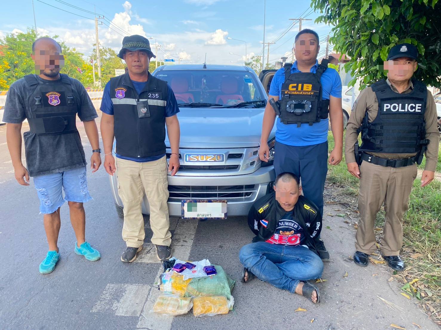 ภาพการปฏิบัติบริเวณจุดจับกุม พร้อมรถยนต์และของกลาง