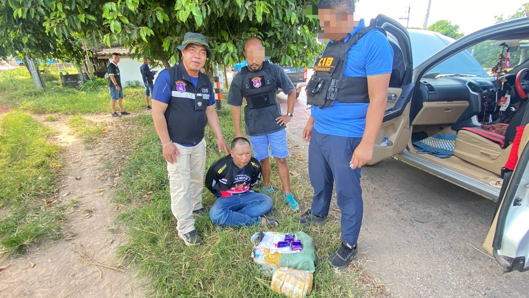 เจ้าหน้าที่ปฏิบัติงานบริเวณรถยนต์ที่ตรวจยึด