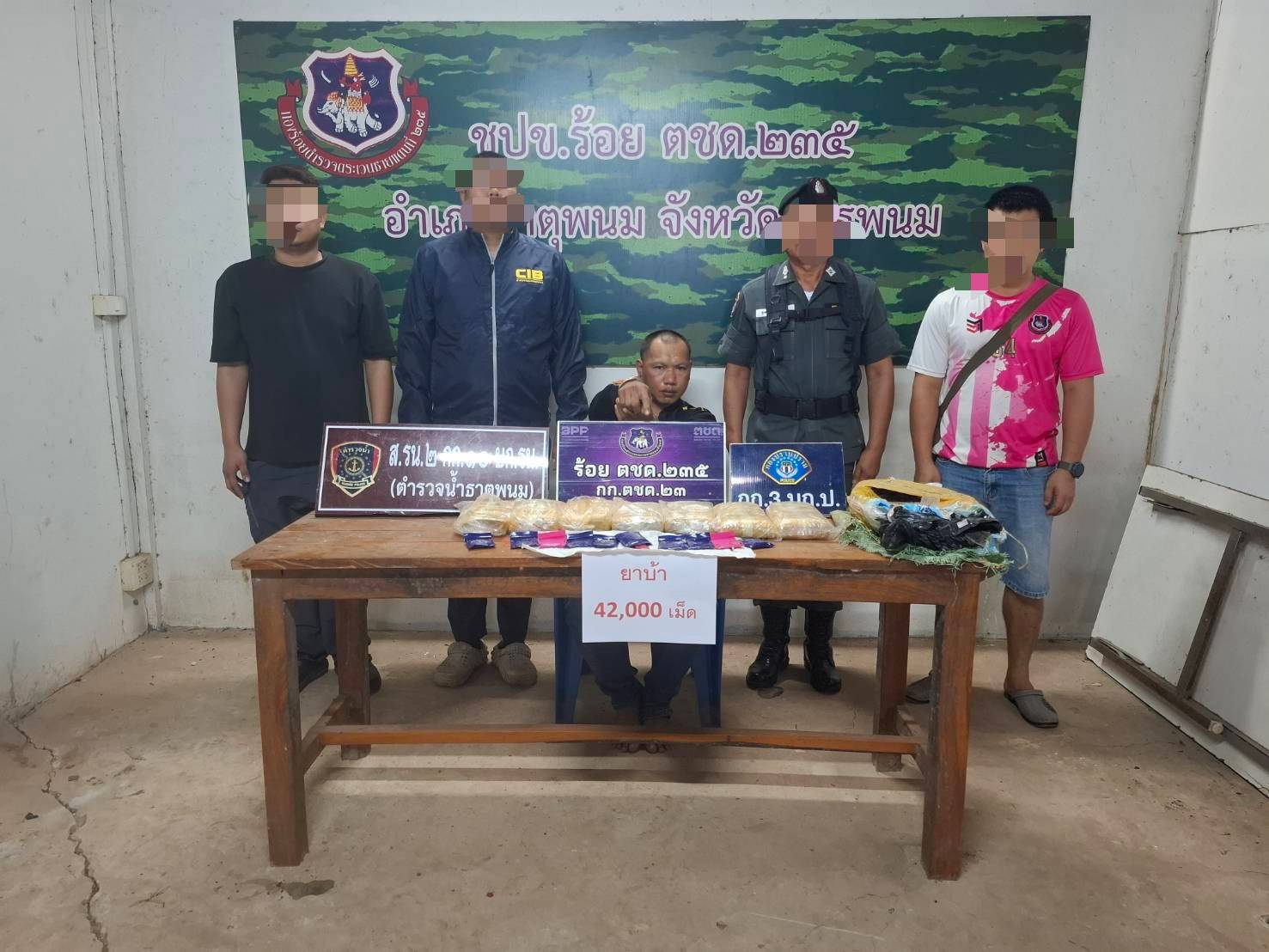 ภาพรวมเจ้าหน้าที่ ผู้ต้องหา และของกลางในการปฏิบัติ
